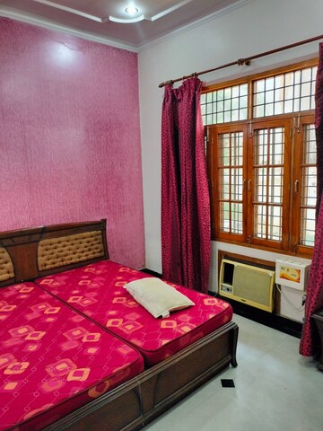 Bedroom in 6 BHK Villa at Gomti Nagar – for Rent