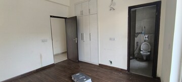 Room in 4 BHK Builder Floor at BPTP Amstoria, Sector 102 – for Rent