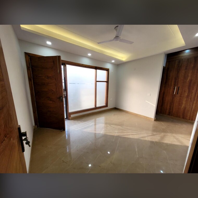 Room, green fields colony 3.5 Bedroom 205 Sq.Yd. Builder Floor In Green Fields Colony Faridabad 8592624