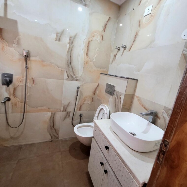 Bathroom, green fields colony 3.5 Bedroom 205 Sq.Yd. Builder Floor In Green Fields Colony Faridabad 8592624