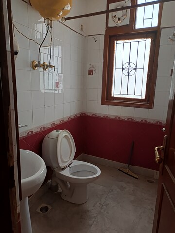 Bathroom in 3 BHK Builder Floor at Uppal Southend, Sector 49 – for Rent