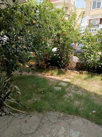 3 BHK Builder Floor – Garden View at Uppal Southend, Sector 49 - for Rent