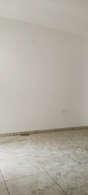 Room in 3 BHK Apartment at Nirala Estate II, Tech Zone 4 Greater Noida – for Sale