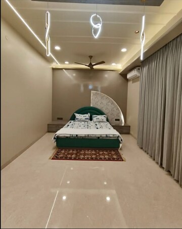 Furnished Amenities in 4 BHK Builder Floor at Sector 33 – for Sale