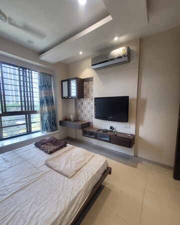 Bedroom in 2.5 BHK Apartment at Oberoi Realty Woods, Goregaon East – for Rent
