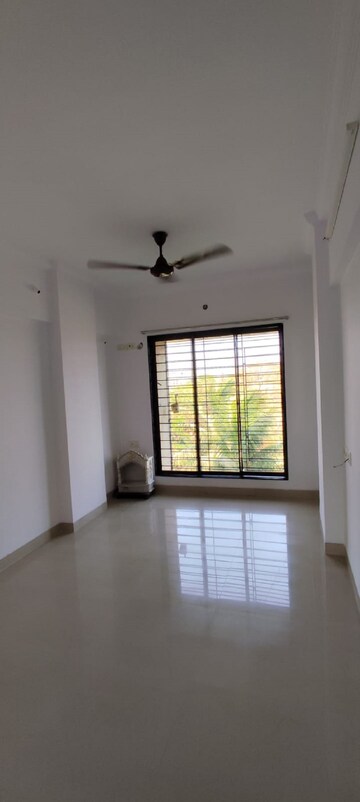 Room in 2 BHK Apartment at Khar West – for Rent