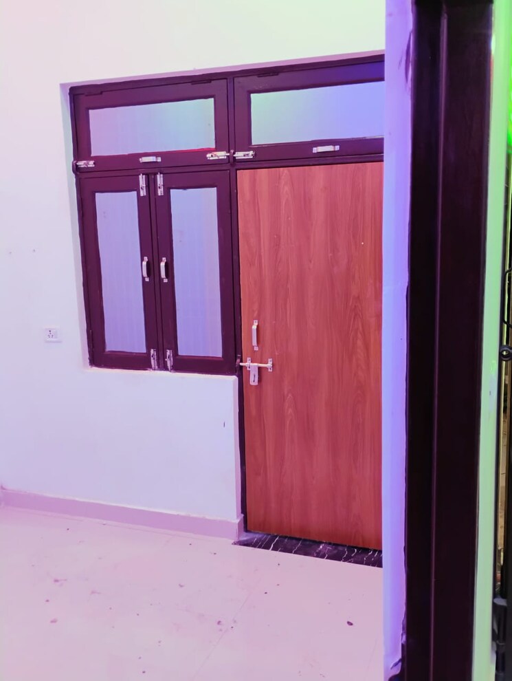 Room, solutrean-delta-city-centre 2.5 Bedroom 120 Sq.Mt. Independent House In Delta I Greater Noida Greater Noida 8593048