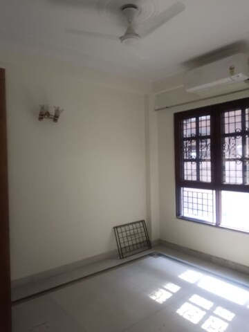 Room in 3 BHK Builder Floor at Uppal Southend, Sector 49 – for Rent