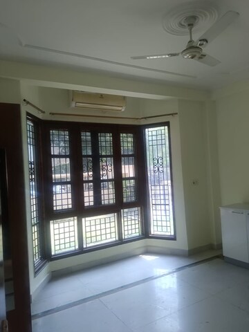 Room in 3 BHK Builder Floor at Uppal Southend, Sector 49 – for Rent