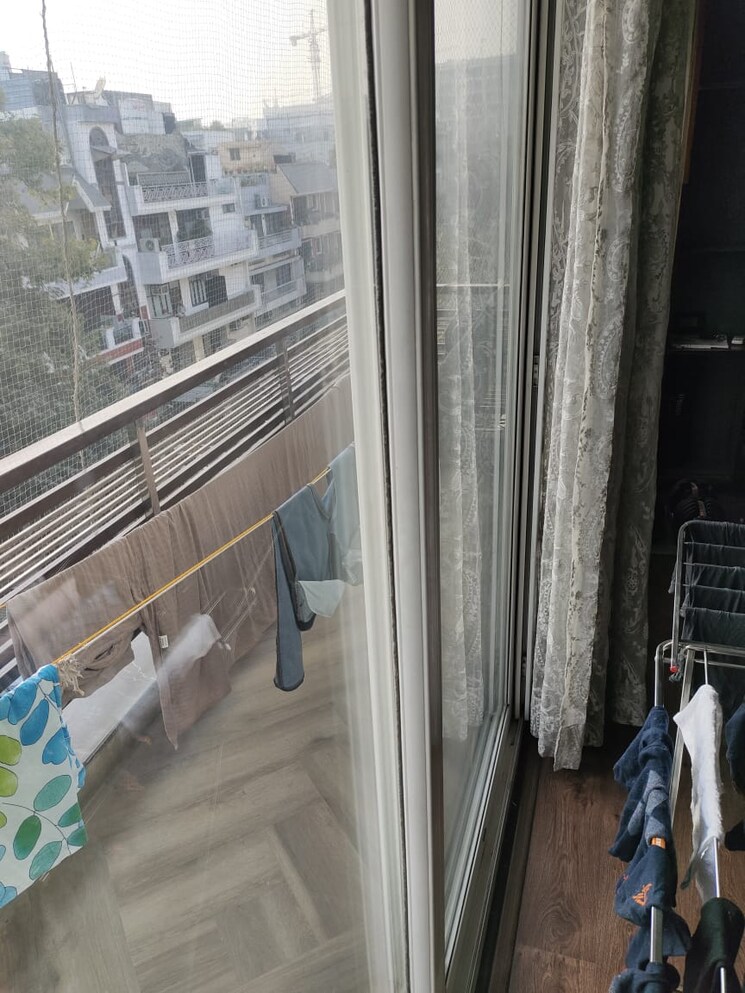 Balcony, veera-safdarjung-enclave 3 Bedroom 1800 Sq.Ft. Apartment In Safdarjung Enclave Delhi 8593153