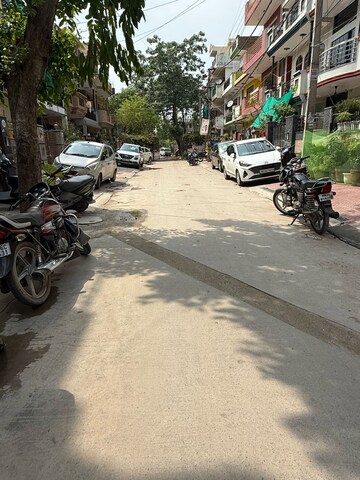Parking in 6 BHK Independent House at Sector 10a – for Sale