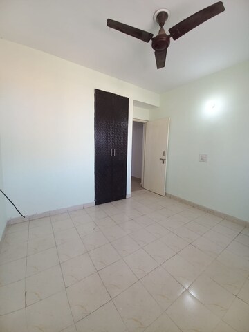 Room in 1 BHK Apartment at Ninex RMG Residency, Sector 37c – for Rent