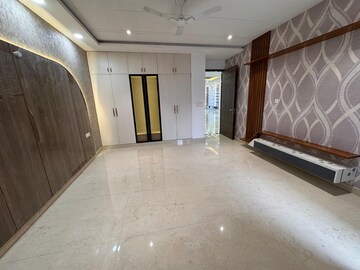 Room in 4 BHK Builder Floor at Green Fields Colony – for Rent