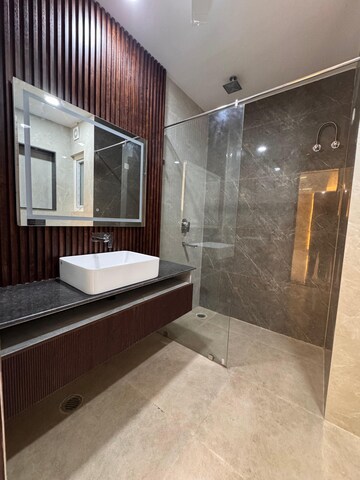 Attached Bathroom in 4 BHK Builder Floor at Green Fields Colony – for Rent