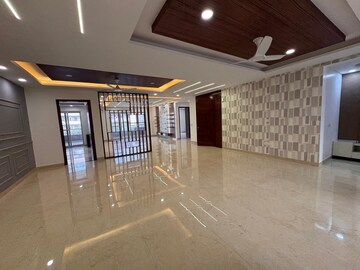 Room in 4 BHK Builder Floor at Green Fields Colony – for Rent