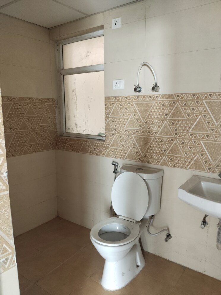 Bathroom, amrapali-leisure-park 2.5 Bedroom 1225 Sq.Ft. Apartment In Amrapali Leisure Valley Greater Noida 8593508