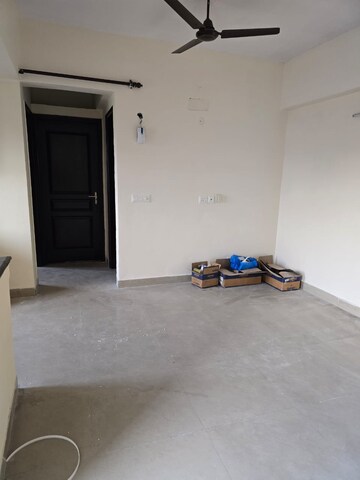 Room in 2.5 BHK Apartment at Futec Gateway, Sector 75 – for Rent