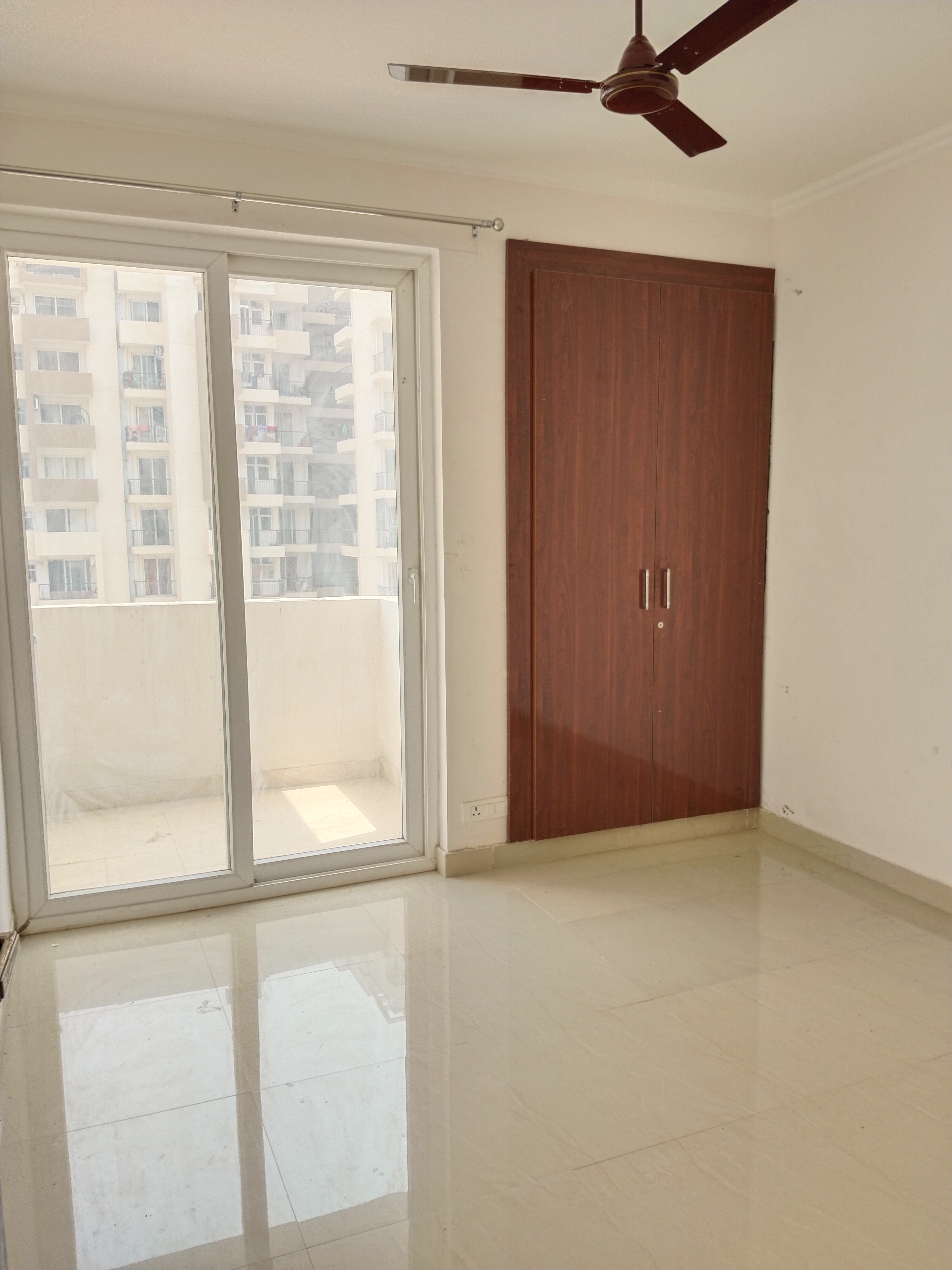 3 BHK + Extra Room Apartment For Rent in Amrapali Leisure Park