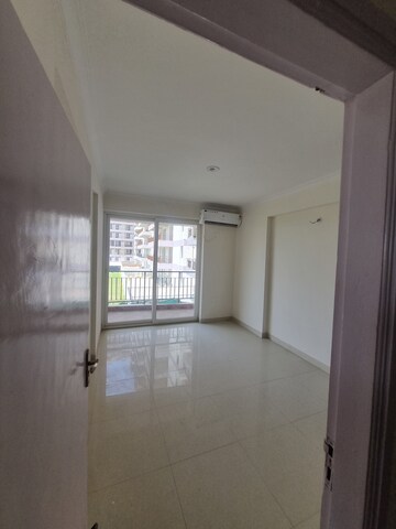 Room in 3 BHK Apartment at Pareena The Elite Residences, Sector 99 – for Rent