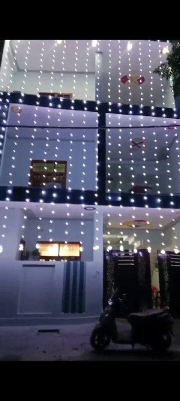 Master Bedroom in 6 BHK Villa at Gomti Nagar – for Sale