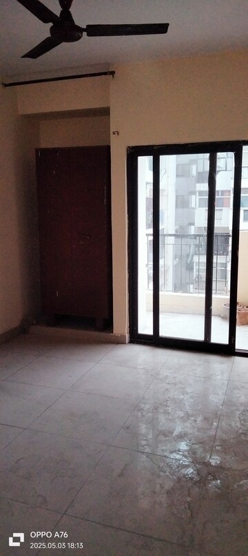 Room in 2 BHK Apartment at Ajnara Integrity, Raj Nagar Extension – for Rent