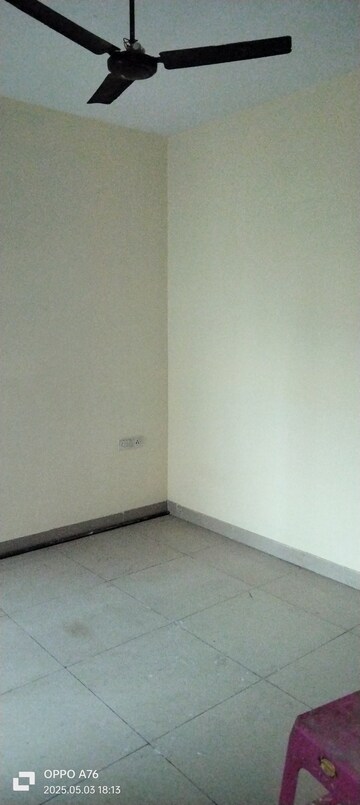 Room in 2 BHK Apartment at Ajnara Integrity, Raj Nagar Extension – for Rent