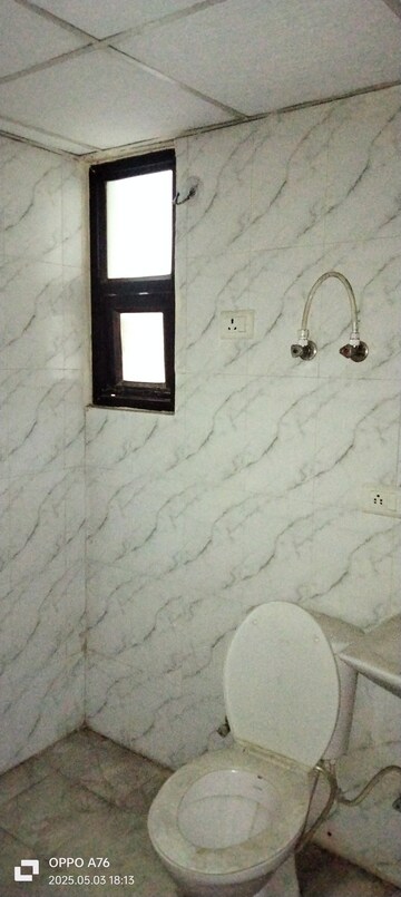 Room in 2 BHK Apartment at Ajnara Integrity, Raj Nagar Extension – for Rent