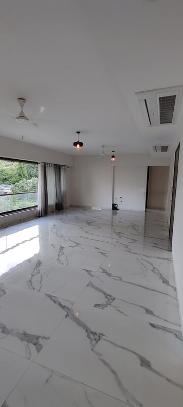Room in 4 BHK Apartment at Khar West – for Rent