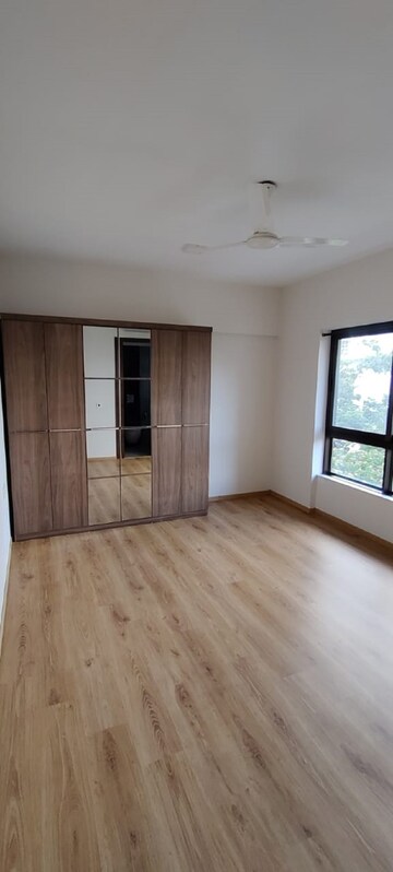 Room in 4 BHK Apartment at Khar West – for Rent