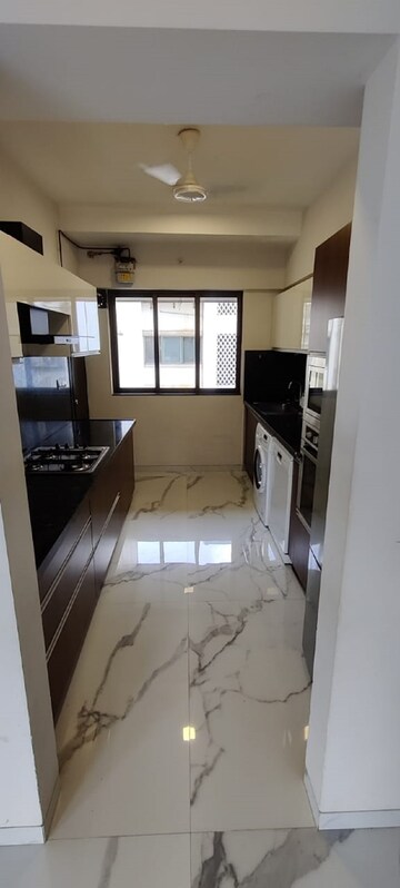 Team Area in 4 BHK Apartment at Khar West – for Rent