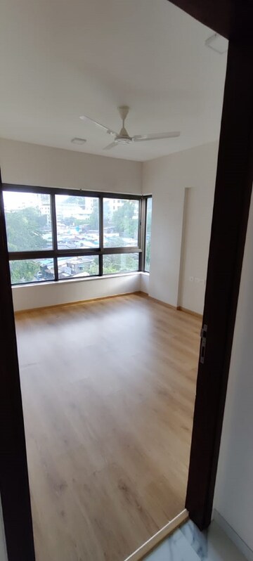 Room in 4 BHK Apartment at Khar West – for Rent