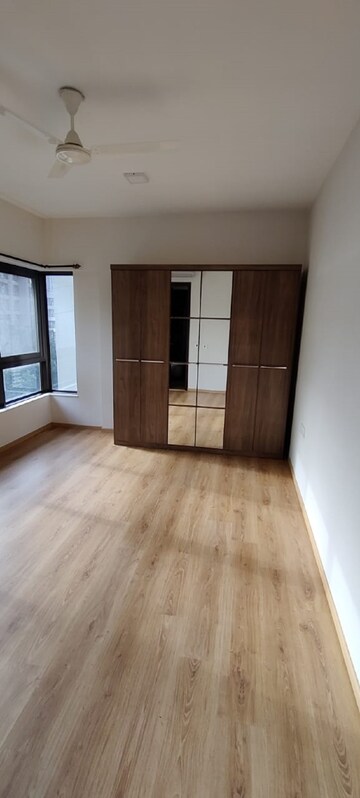 Room in 4 BHK Apartment at Khar West – for Rent