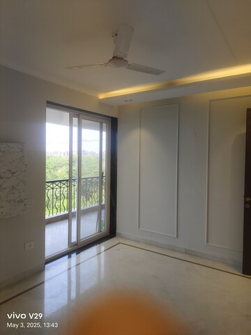 Room in 3 BHK Apartment at Swaran Villa Friends Apartments, Sector 52 – for Sale