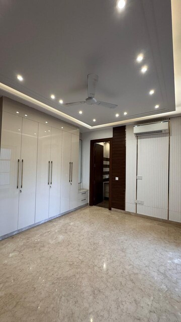 Room in 4 BHK Builder Floor at Ansal Sushant Lok I, Sector 43 – for Rent