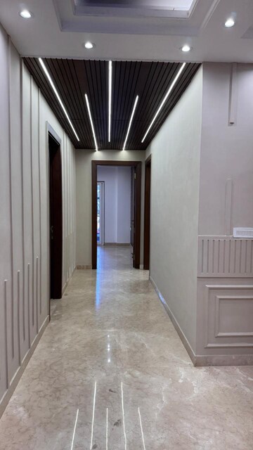 Building Lobby in 4 BHK Builder Floor at Ansal Sushant Lok I, Sector 43 – for Rent