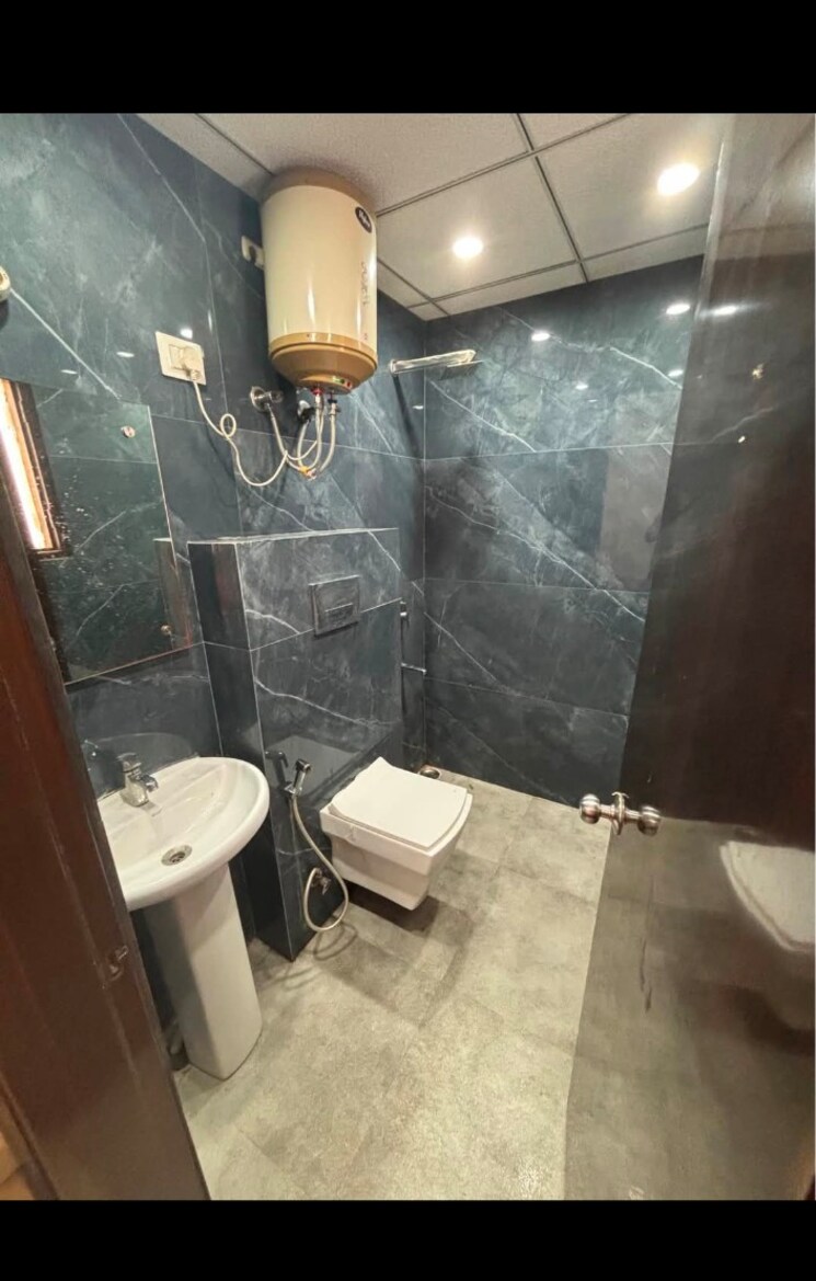 Bathroom, rwa-residential-society 2 Bedroom 2200 Sq.Ft. Builder Floor In Sector 40 Gurgaon 8593959