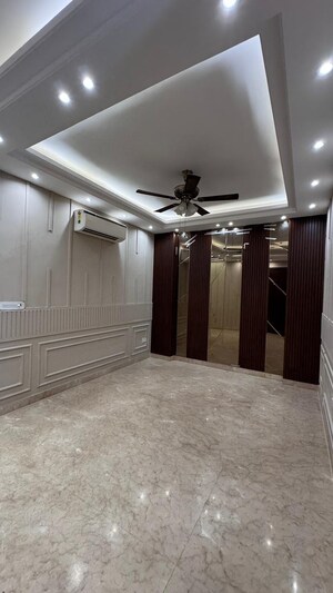 Room in 3 BHK Builder Floor at Ansal Sushant Lok I, Sector 43 – for Sale