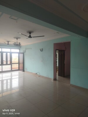 Room in 3 BHK Apartment at DLF Exclusive Floors, Sector 53 – for Sale