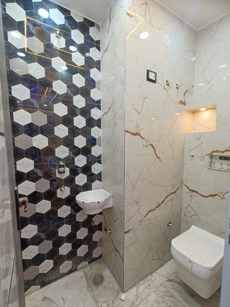 Bathroom, uttam nagar west 3 Bedroom 80 Sq.Yd. Builder Floor In Uttam Nagar West Delhi 8594027