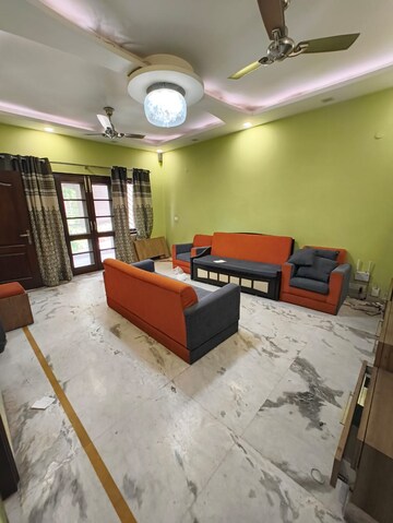 Bedroom in 2 BHK Builder Floor at Sector 54 – for Rent