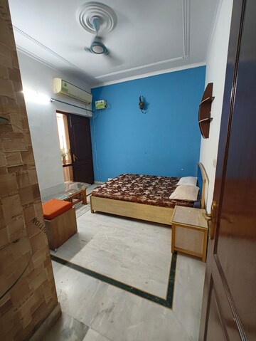 Bedroom in 2 BHK Builder Floor at Sector 54 – for Rent