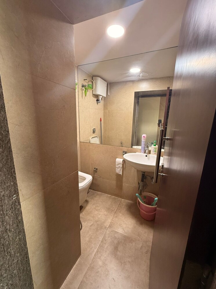 Washroom, andheri west Commercial Office Space 1600 Sq.Ft. In Andheri West Mumbai 8594096