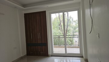 Room in 3 BHK Apartment at Green Valley Residencia, Ghazipur – for Rent