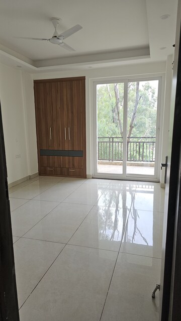 Room in 3 BHK Apartment at Green Valley Residencia, Ghazipur – for Rent