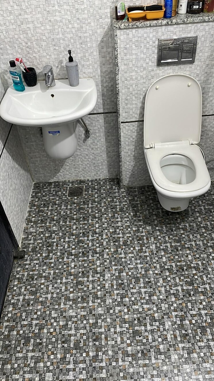 Bathroom, golden-sand-apartments 3 Bedroom 1966 Sq.Ft. Apartment In Dhakoli Zirakpur 8594150