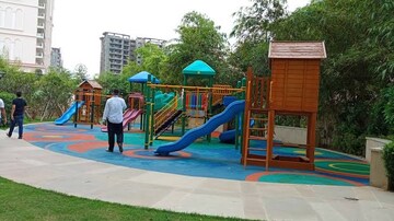 Swimming Pool in 3 BHK Apartment at DLF The Skycourt, Sector 86 – for Rent