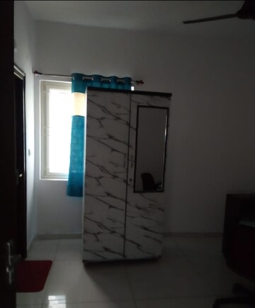 Room in 3 BHK Apartment at Vishnu Vistara, Hi Tech City – for Rent
