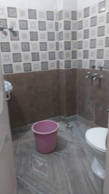Bathroom in 1.5 BHK Builder Floor at Mayur Vihar – for Rent