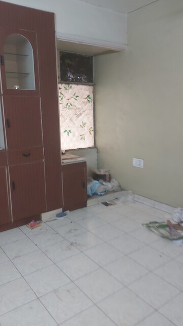 Furnished Amenities in 3.5 BHK Apartment at Mayur Vihar – for Rent