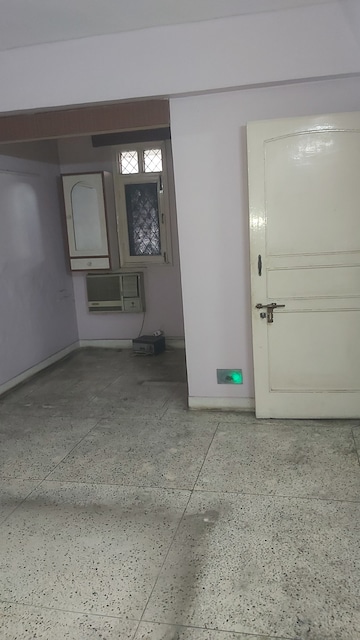 Room in 3.5 BHK Apartment at Mayur Vihar – for Rent